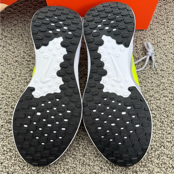 NEW! Nike Revolution 7 "Wolf Grey/Smoke Grey/Black/Volt" Men's Running Shoe 10.5 - Picture 5 of 9